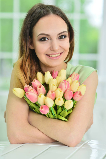 Beautiful young woman with bouquet of flowers - Foto, Imagem
