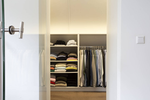 begehbarer Kleiderschrank mit Stoff und Regal zu Hause modernes stilvolles weißes Design, Interieur-Stauraumkonzept Zuhause - Foto, Bild