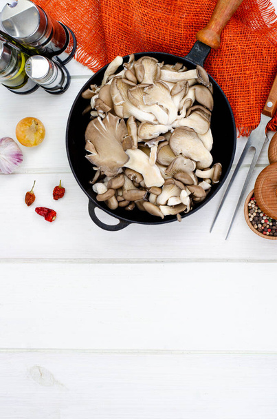 Вегетарианские блюда. Устричные грибы в кастрюле для приготовления пищи. Фото - Фото, изображение