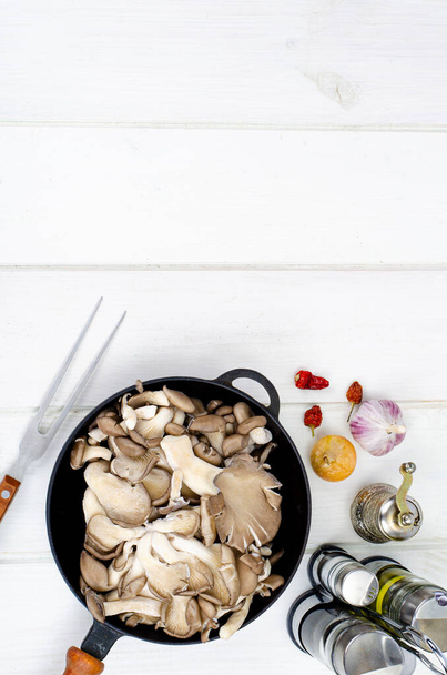 Comida vegetariana. Cogumelos de ostra em panela para cozinhar. Foto - Foto, Imagem