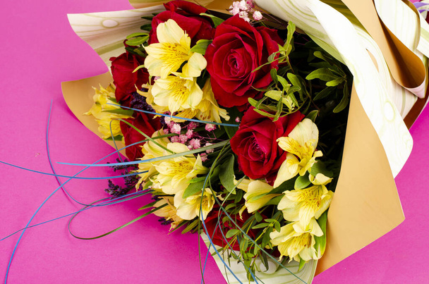 Luxusní krásná kytice čerstvých květin na jasném pozadí. Studio Photo. - Fotografie, Obrázek