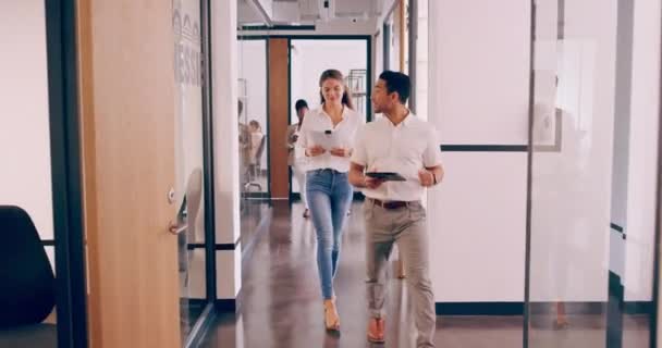 4k video footage of a group of coworkers walking through the office on the way to a meeting - Materiaali, video