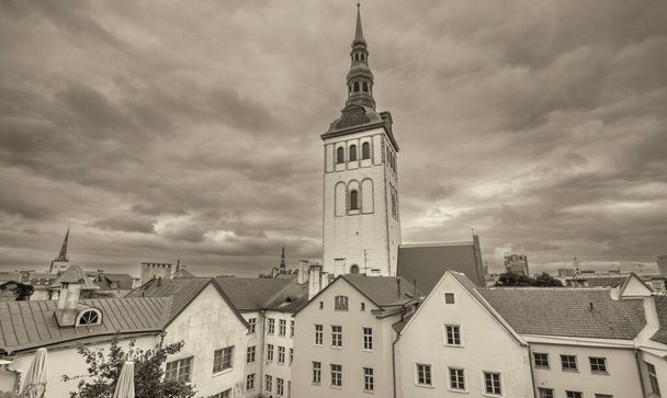 Pyhän Nikolauksen kirkko ja värikkäät rakennukset Tallinnassa Vanhakaupunki, Viro - Valokuva, kuva