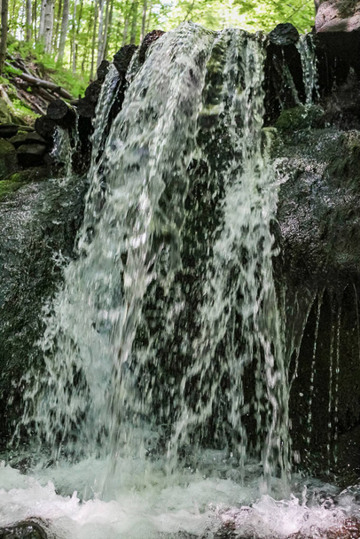 bella cascata su un torrente di montagna in estate - Foto, immagini