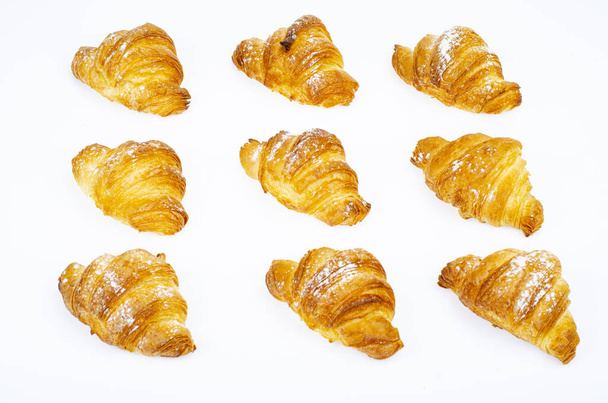 Köstliche goldene knusprige frisch gebackene Croissants. Studioaufnahme. - Foto, Bild
