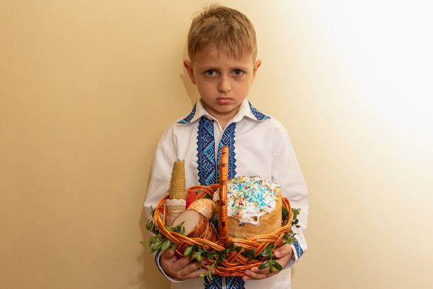 kisfiú hímzett ingben kosárral, ünnepségekkel és ukrán hagyományokkal - Fotó, kép