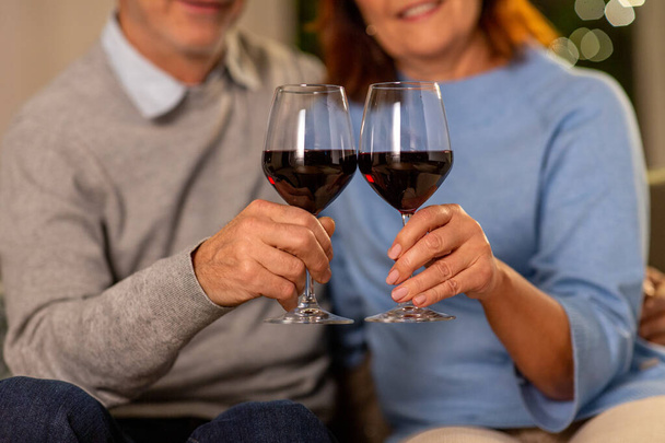 happy senior couple with glasses of red wine - Foto, afbeelding