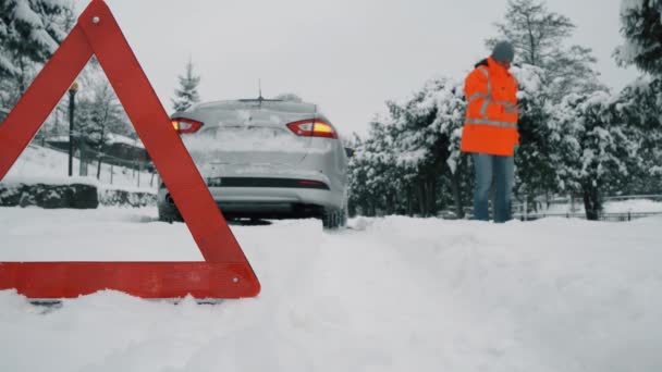 Driver call technical assistance on the road in winter. - Video, Çekim
