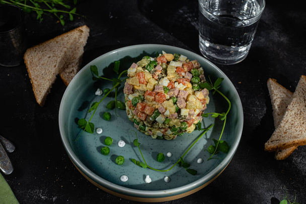 σαλάτα olivier σε ένα πιάτο - Φωτογραφία, εικόνα