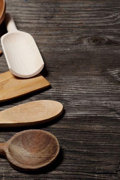 diferentes utensílios de cozinha de madeira
 - Foto, Imagem