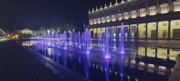 Reggio Emilia vítězství náměstí světlé barevné fontány v noci natáčení před divadlem Valli. Kvalitní fotografie - Fotografie, Obrázek