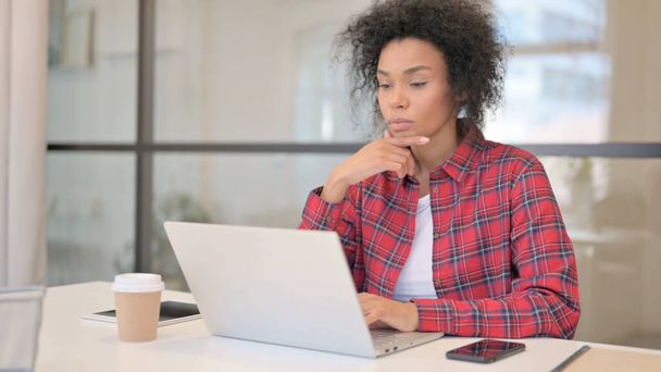 Mulher Africana Pensando enquanto trabalhava no laptop - Foto, Imagem