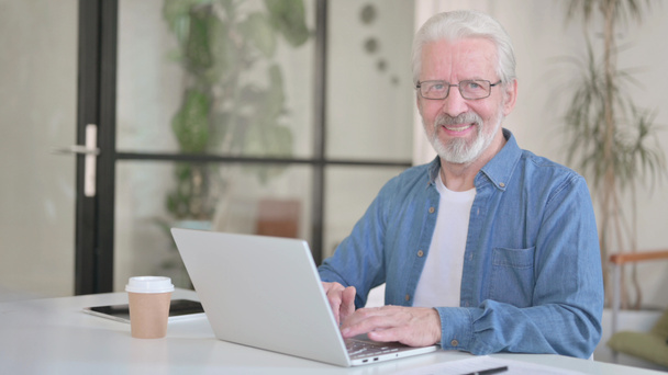 Agree Senior Old Man Shaking Head while using Laptop - Foto, imagen