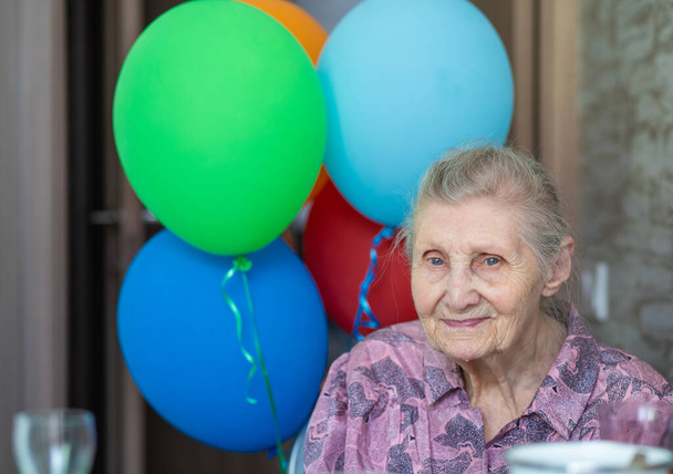 Стара жінка стрімко і радісно сміється, щастя в сім'ї літніх людей, веселощі, турбота про літніх людей
. - Фото, зображення