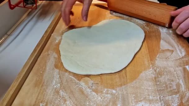 Вид чоловічого тіста для рук, приготування різдвяного печива
  - Кадри, відео