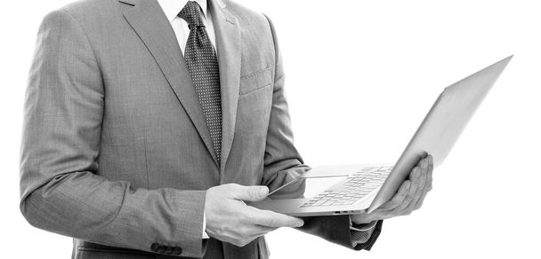 stříhaný šéf použít moderní bezdrátové notebook práce on-line izolované na bílém, on-line podnikání - Fotografie, Obrázek