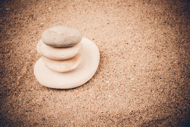 Piedras sobre arena
 - Foto, imagen