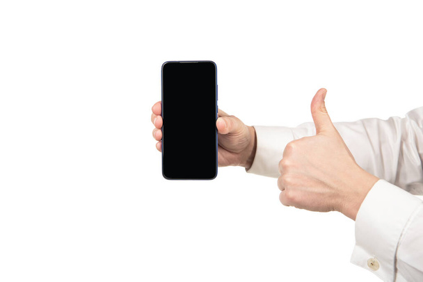 Handy-Bildschirm Kopierraum in der männlichen Hand zeigt Daumen nach oben isoliert auf weiß, Werbung - Foto, Bild