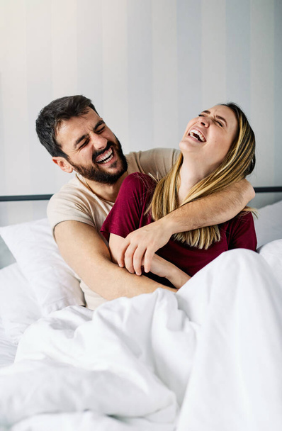 pár szerelem hálószoba ágy fekvő romantika boldog kapcsolat Valentin nap együtt férfi nő - Fotó, kép