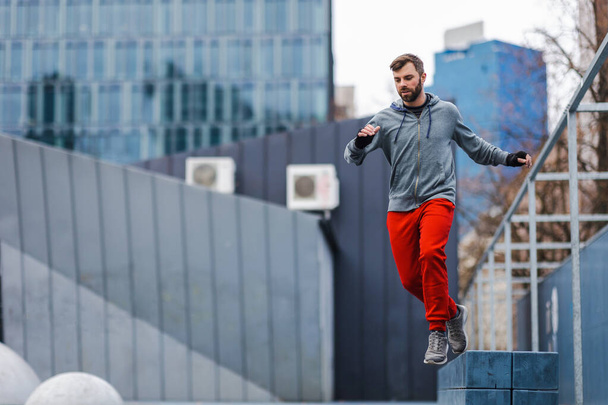 Young man exercising in urban setting - Foto, Imagen