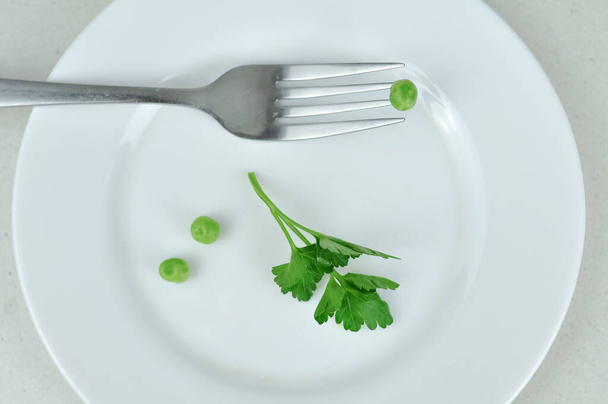 ピンクのテープ測定と緑の野菜の食事の概念。高品質の写真 - 写真・画像