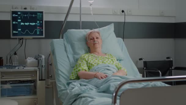 Portret van gepensioneerde wachtend op medische ondersteuning in ziekenhuisafdeling - Video