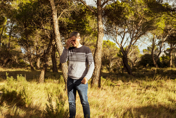 Молодий чоловік, якому за 30, з сивим волоссям, прогулюється лісом і має здоровий спосіб життя (Арагон, Іспанія). - Фото, зображення