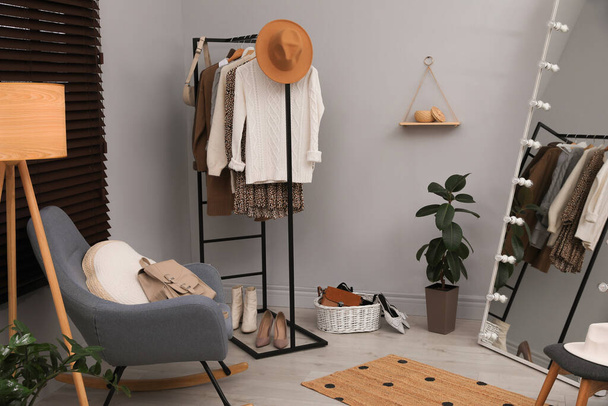 Modern dressing room interior with clothing rack and mirror - Foto, Imagem