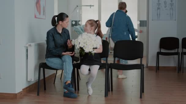 女性と女の子は待合室で患者を訪問する準備 - 映像、動画