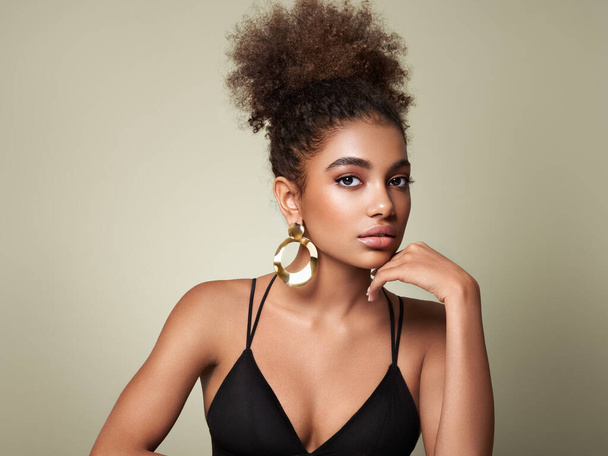 Beauty portrait of African American girl with afro hair. Beautiful black woman. Cosmetics, makeup and fashion - Foto, Bild