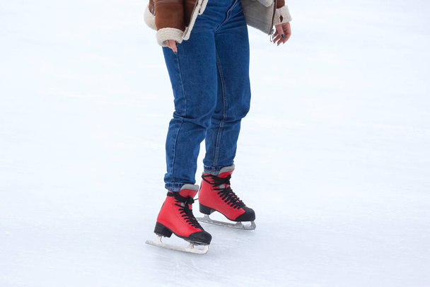 アイスリンクでアイススケートをしている女性の足です。趣味やレジャー。ウィンタースポーツ - 写真・画像