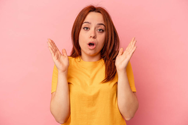 Young caucasian woman isolated on pink background surprised and shocked. - Foto, Bild