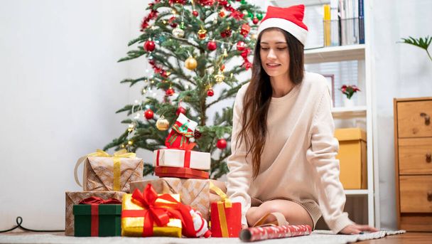 Mode jeune belle femme en robe tricotée près de l'arbre de Noël. Mode belle femme sensuelle nouvelle année avec maquillage dans l'intérieur luxueux et cadeau présent. - Photo, image