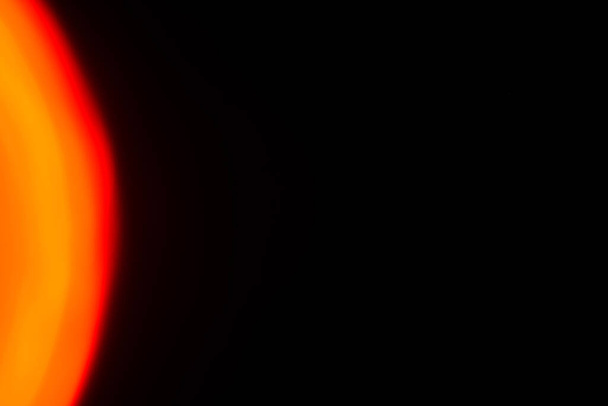 Reale Lens Flare Light Leaks Overlay für die Bildbearbeitung. Film Texture echte Linse flackern durch Glaseffekte für Overlay. Kristalllichtleck-Effekt für Foto-Overlay. Leuchtend rot orangefarbene Prismenlinsen Bokeh. - Foto, Bild