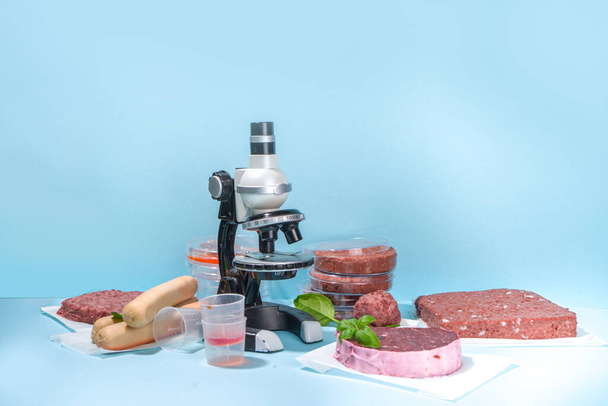 Concetto alternativo di carne coltivata in laboratorio, Vari tipi di carne coltivata in laboratorio carne rossa e bianca con microscopio, accessori di laboratorio, utensili di misura  - Foto, immagini