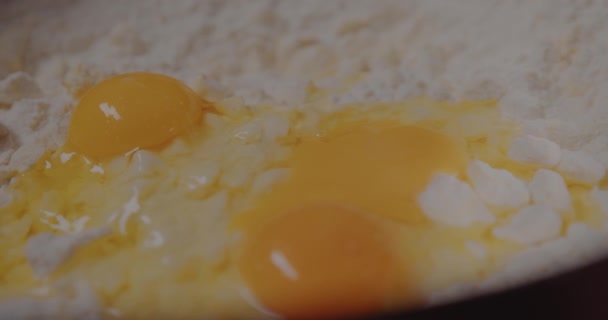 Samičí ruka láme čerstvé kuřecí vejce do misky. - Záběry, video