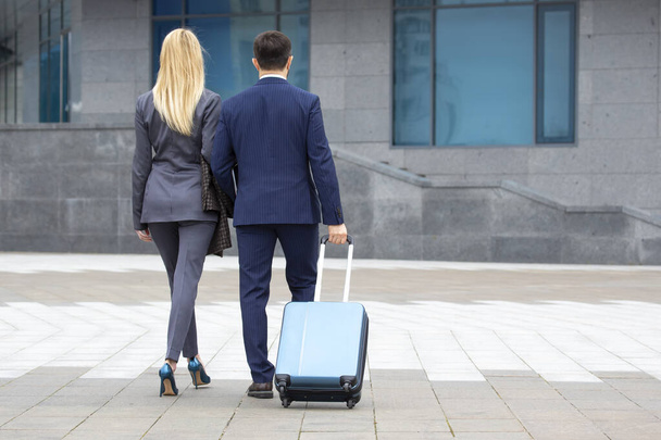 ビジネスパートナーの男性と女性が共に歩き対話をし - 写真・画像