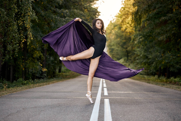 Mulher Dançando Modern Jazz Ballet ao ar livre. Bailarina de ajuste ativa na dose dinâmica - Foto, Imagem