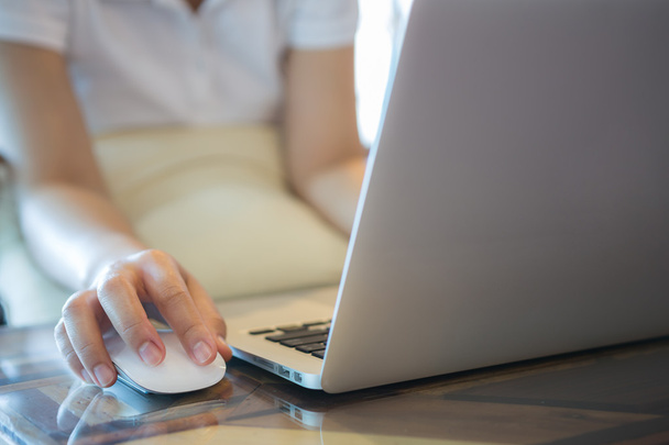 mo とノート パソコンのキーボードで入力してビジネス女性手のクローズ アップ - 写真・画像