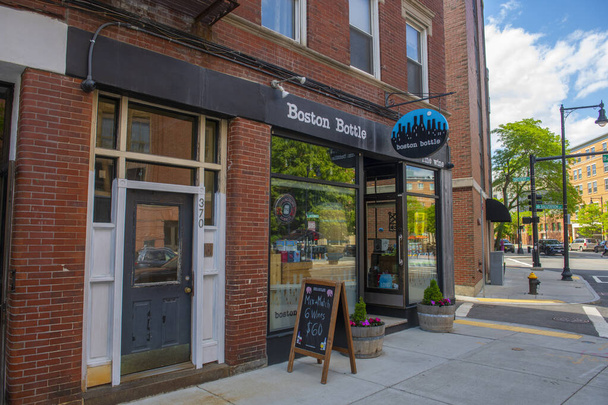 Boston Bottle wine shop at 372 Commercial Street in historic North End in Boston, Massachusetts MA, USA.  - Zdjęcie, obraz