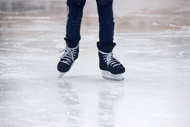 pernas de pessoas patinando no dia de inverno closeup - Foto, Imagem