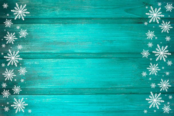 Zimní dřevěné modré tyrkysové pozadí přírody se sněhovými vločkami ze dvou stran. Struktura lakovaných dřevěných horizontálních desek. Vánoce, novoroční přání s kopírkou. Lze použít pro webové stránky, brožury, plakáty, tisk a design. To je nádherná karta. - Fotografie, Obrázek
