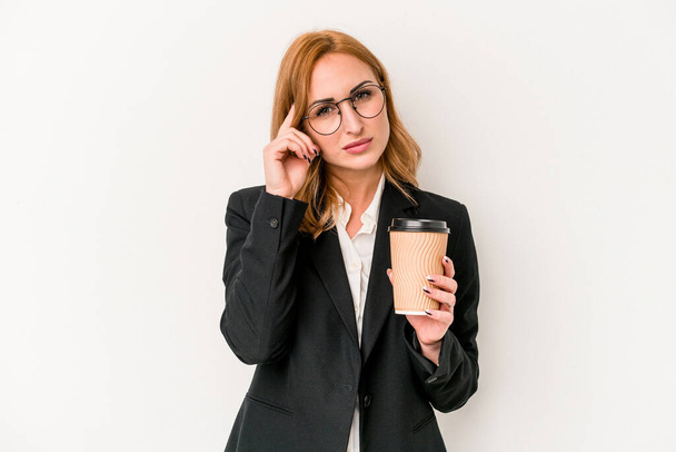 Young business caucasian woman holding take away coffee isolated on white background pointing temple with finger, thinking, focused on a task. - Photo, Image