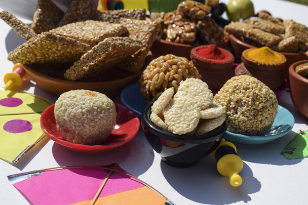 Indisches Festival makar sankranti special haldi kumkum mit Sankranti-Süßigkeiten nach zackigen Rezepten, til ladoo, peanut chikki, til chikki, rajgira laddu - Foto, Bild