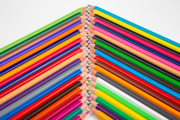 Χρωματιστά μολύβια για σχέδιο σε λευκό φόντο. Είδη δημιουργικότητας και τέχνης - Φωτογραφία, εικόνα