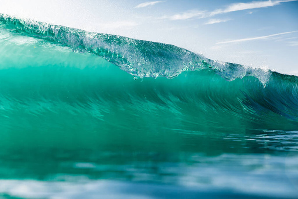 Atlantik Okyanusu 'nda ideal sörf dalgası. Camsı turkuaz dalga - Fotoğraf, Görsel