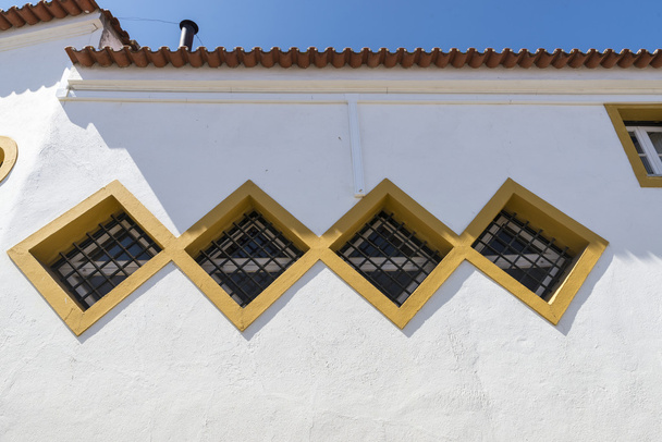 rácsos ablakaival, az evora, Portugália - Fotó, kép