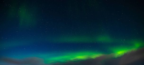 Northern Lights também conhecido como aurora, boreal ou luzes polares na noite fria sobre o céu das estrelas negras profundas. Bela foto noturna do fenômeno mágico da natureza - Foto, Imagem
