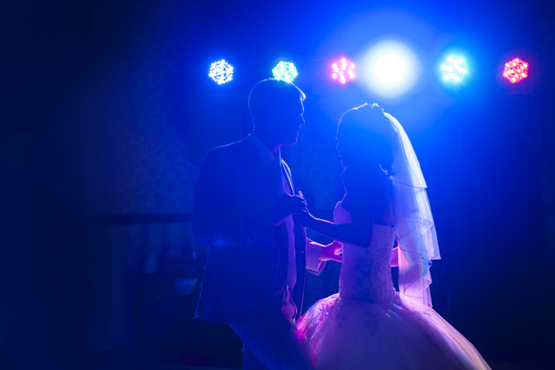Silhouette tanzende Braut und Bräutigam - Foto, Bild