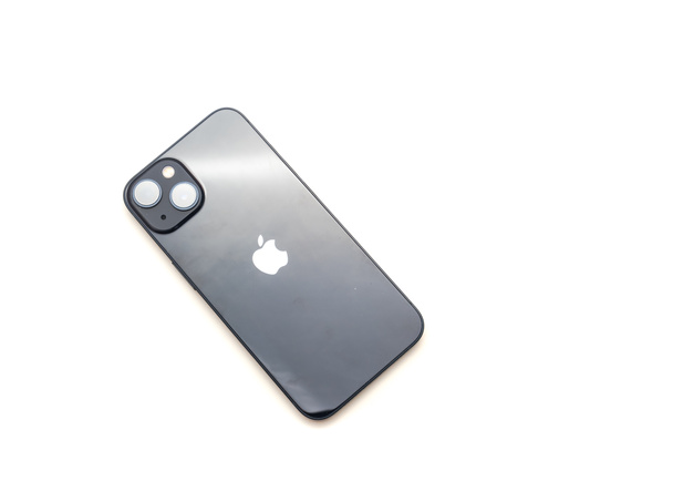 COPPELL, TX, USA-JAN 4, 2022 : Vue de dessus montrant le système avancé à double caméra sur Apple iPhone 13 dans une nouvelle couleur de minuit isolée sur fond blanc - Photo, image